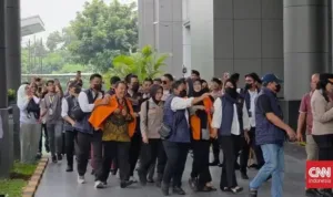 roy-suryo-dan-dokter-tifa-dibawa-ke-kejari-jaksel-1782097532400_169